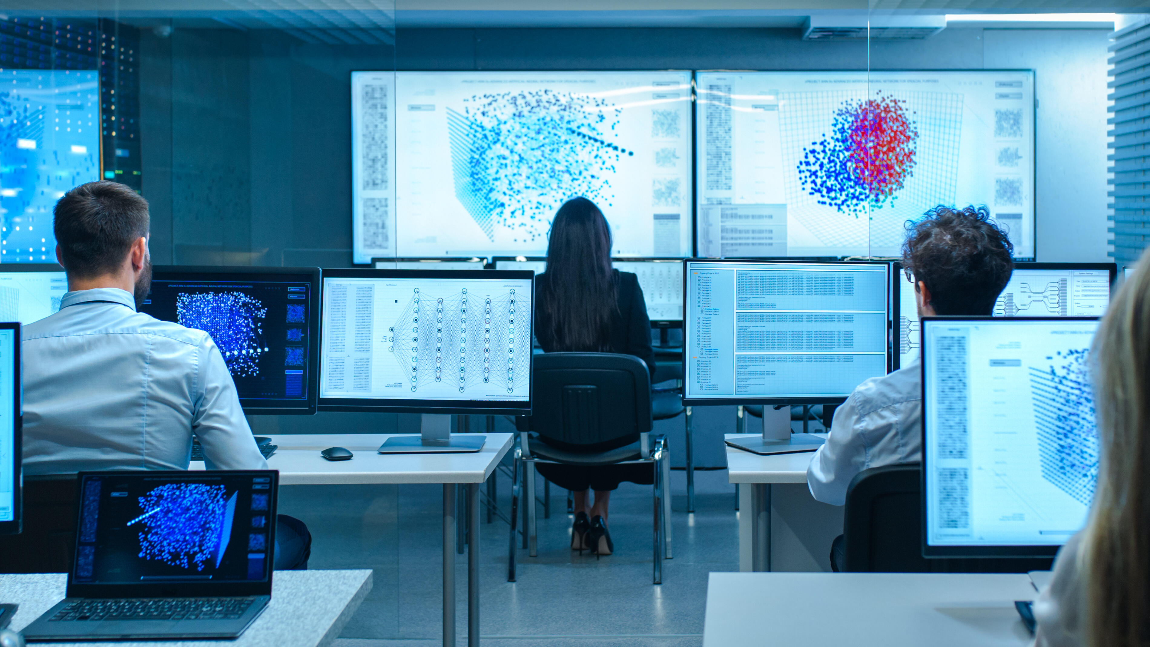 KI-ForscherInnen in einem Großraumbüro analysieren und visualisieren Daten