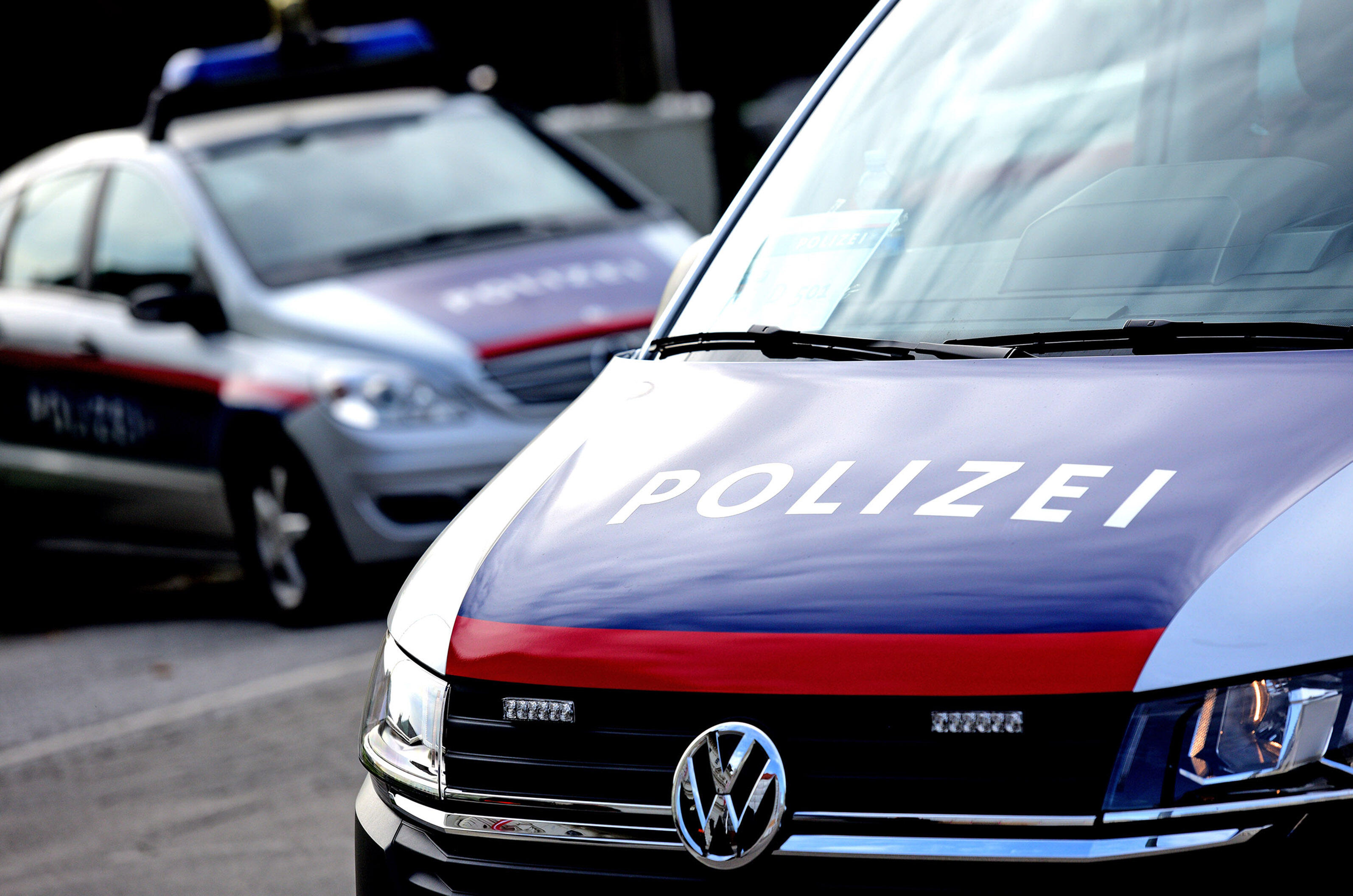 Zwei österreichische Polizeiautos