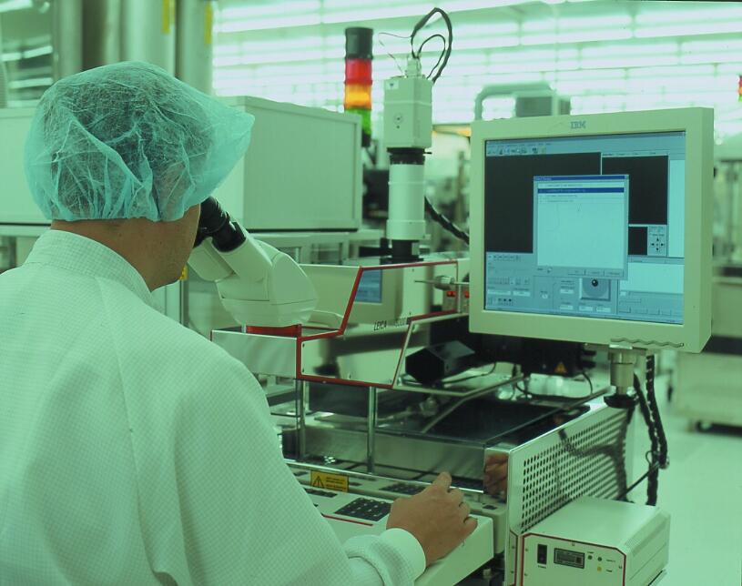 Ein Medizintechniker arbeitet mit einem digitalen Mikroskop.
